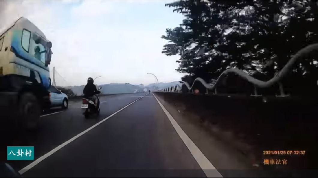 險些發生意外。(圖/翻攝自八卦村 - 行車紀錄器影片上傳中心Facebook)