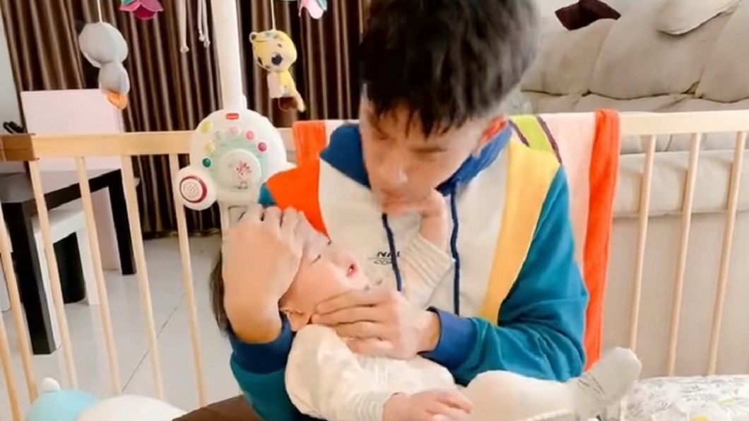 用嘴幫感冒女兒「吸鼻涕」　男歌手：人生新境界