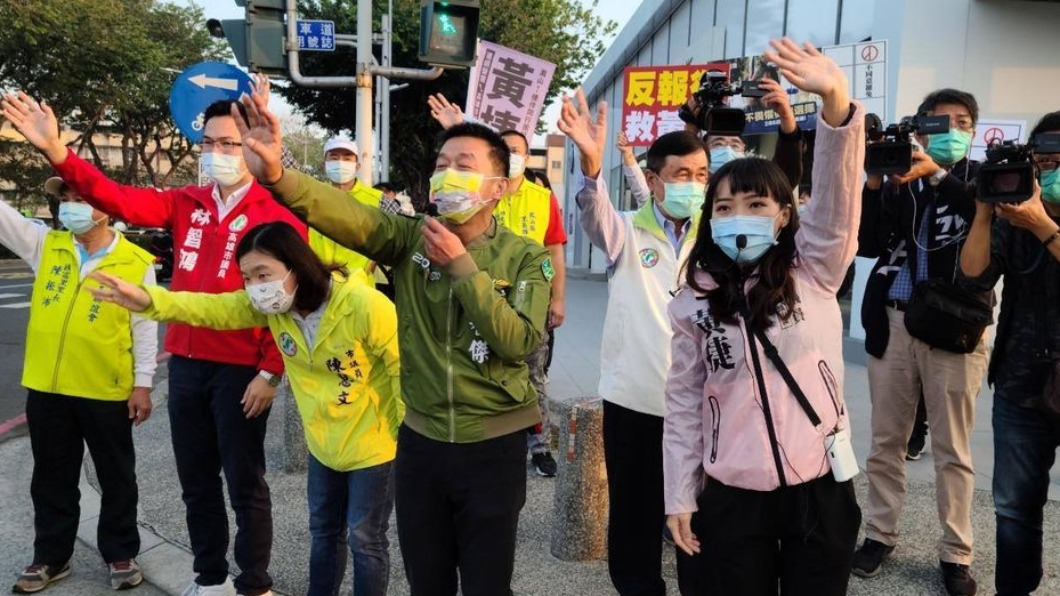 民進黨立委及議員紛紛替黃捷站台。(圖/翻攝自黃捷臉書)