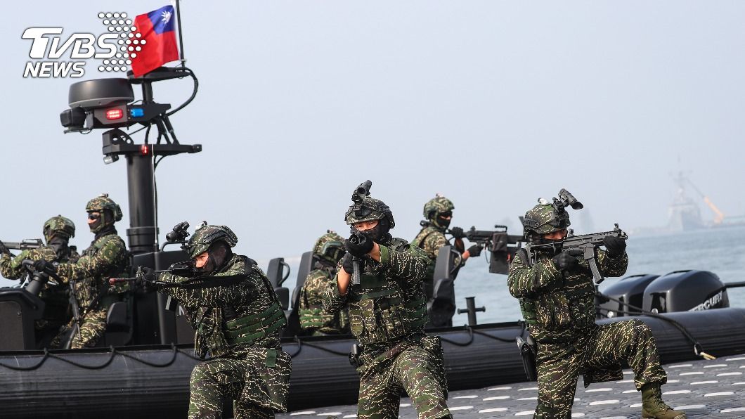 海軍陸戰隊Ｍ109突擊艇模擬岸邊警戒狀態。（圖／中央社）
