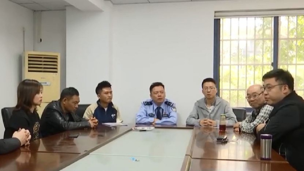 杭州一名女子「洛洛」(化名)因在錢塘江散步時被捲入江水身亡,家屬和公司協調賠償事宜。(圖/翻攝自微博)