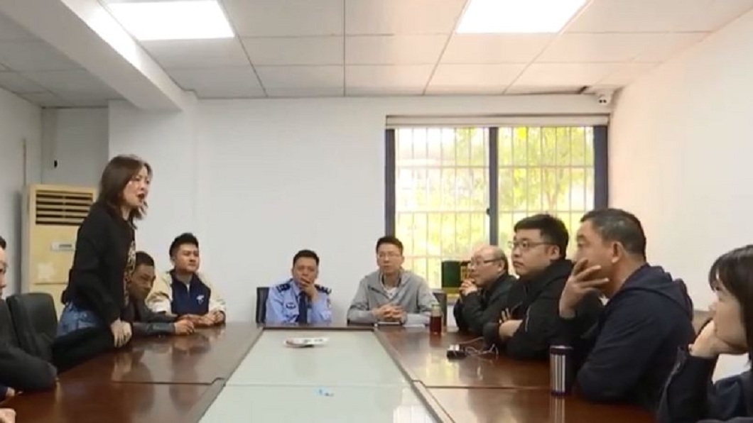 協調過程中,洛洛的母親站起來激動大喊,質疑公司開出的賠償金額太少。(圖/翻攝自百度百科)
