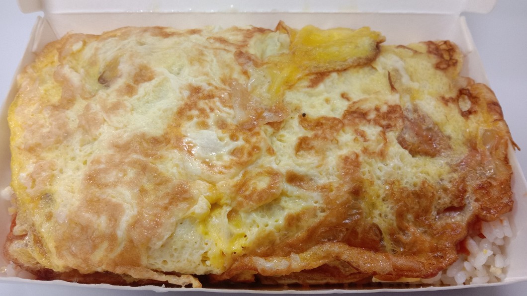 「蛋包飯」為不少人從小吃到大的美食之一。（圖／翻攝自爆廢公社公開版）