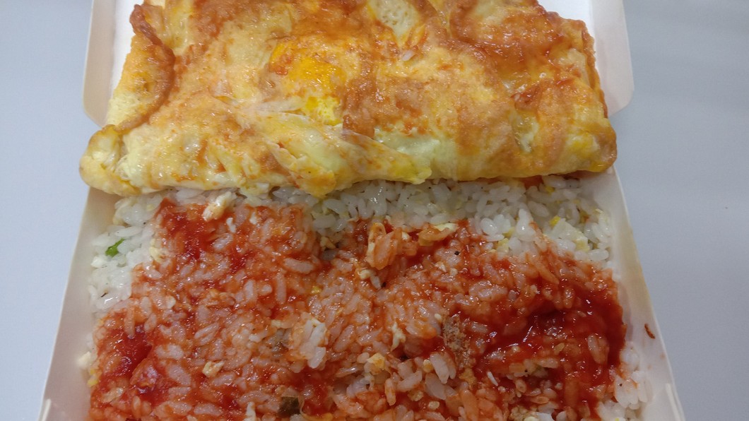 「蛋包飯」為不少人從小吃到大的美食之一。（圖／翻攝自爆廢公社公開版）