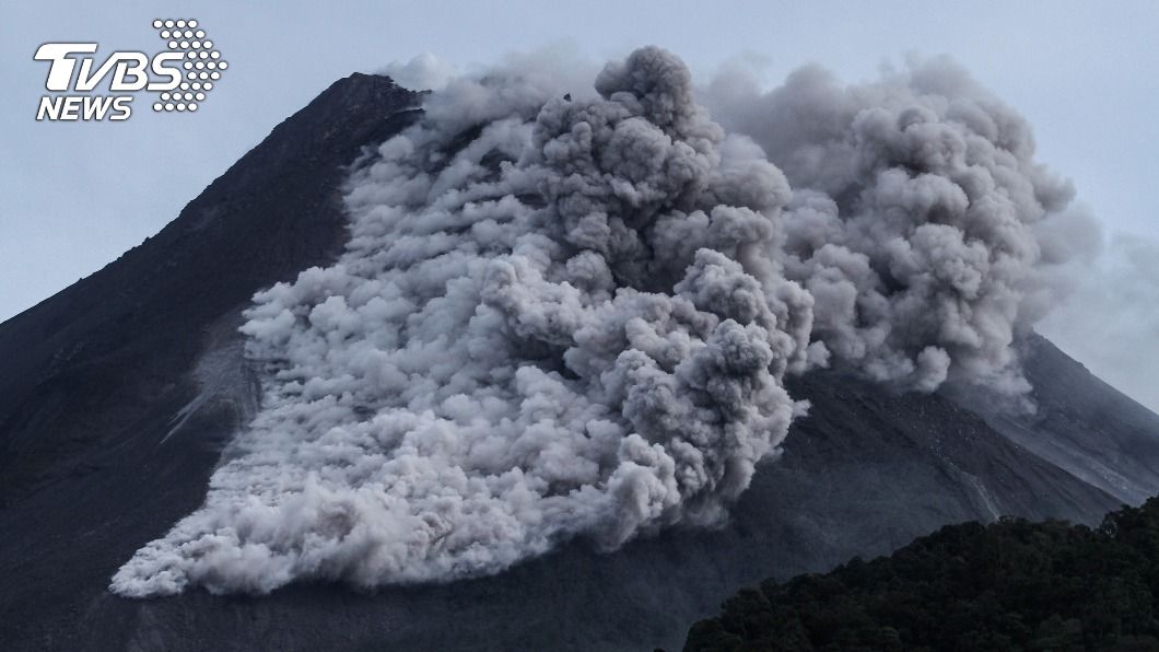 印尼梅拉比火山噴發　巨大灰雲直竄天際