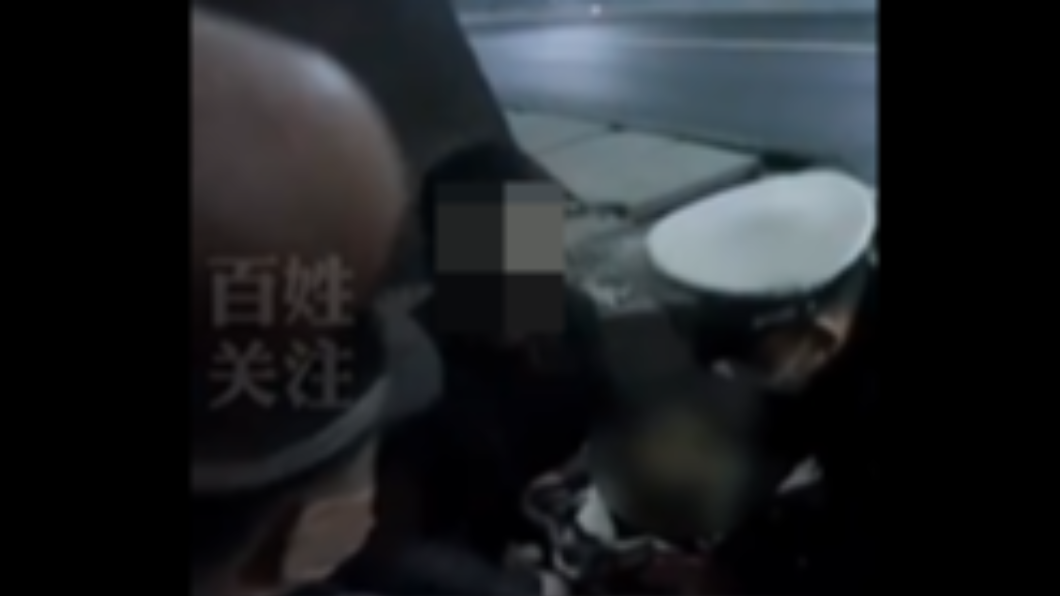 警方(右)將衣服披在石男身上來幫他保暖。(圖/翻攝自「百姓關注」微博)