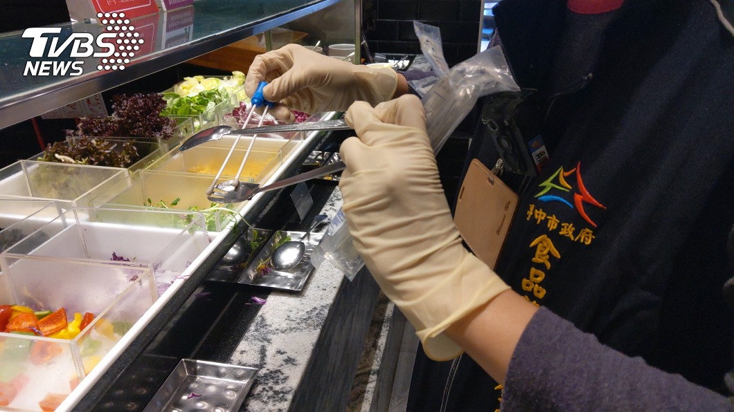台中市食安處到漢來海港台中店採檢。(圖/TVBS)