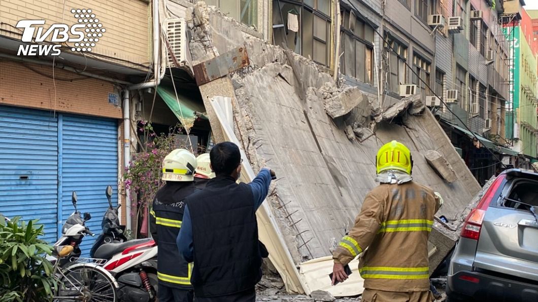 高雄前今日戲院建築物外牆坍塌。(圖/消防局提供)
