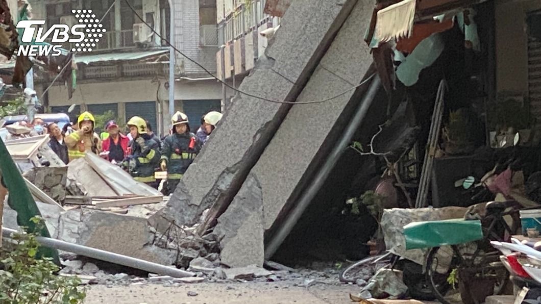 現場滿地水泥碎塊。(圖/消防局提供)