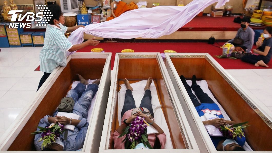 改運奇招「躺棺材死一次」 泰祈福儀式每日百人搶做