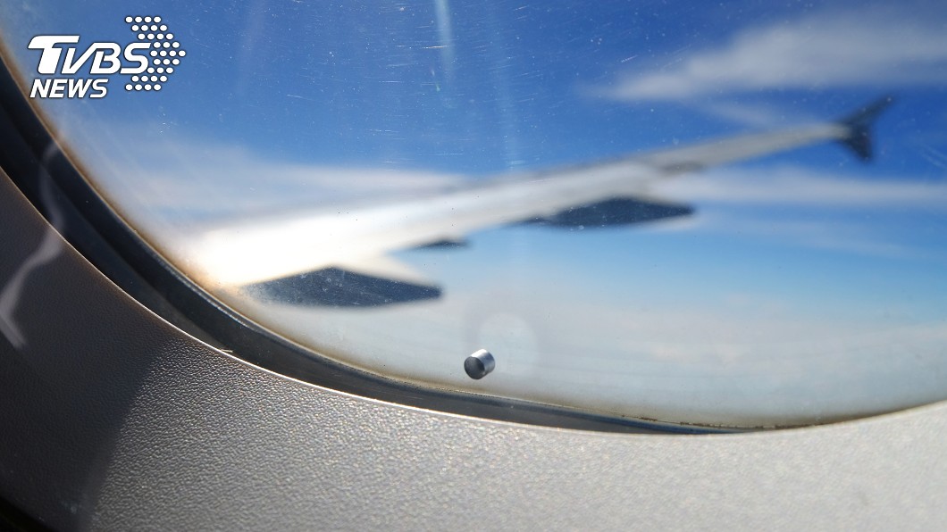 長知識!飛機窗現「神秘圓孔」 航空公司親曝用途