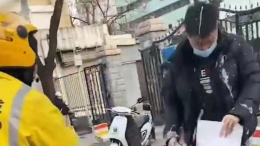 奇葩訂單「奶茶摔渣男臉上」 陸外送員照辦了