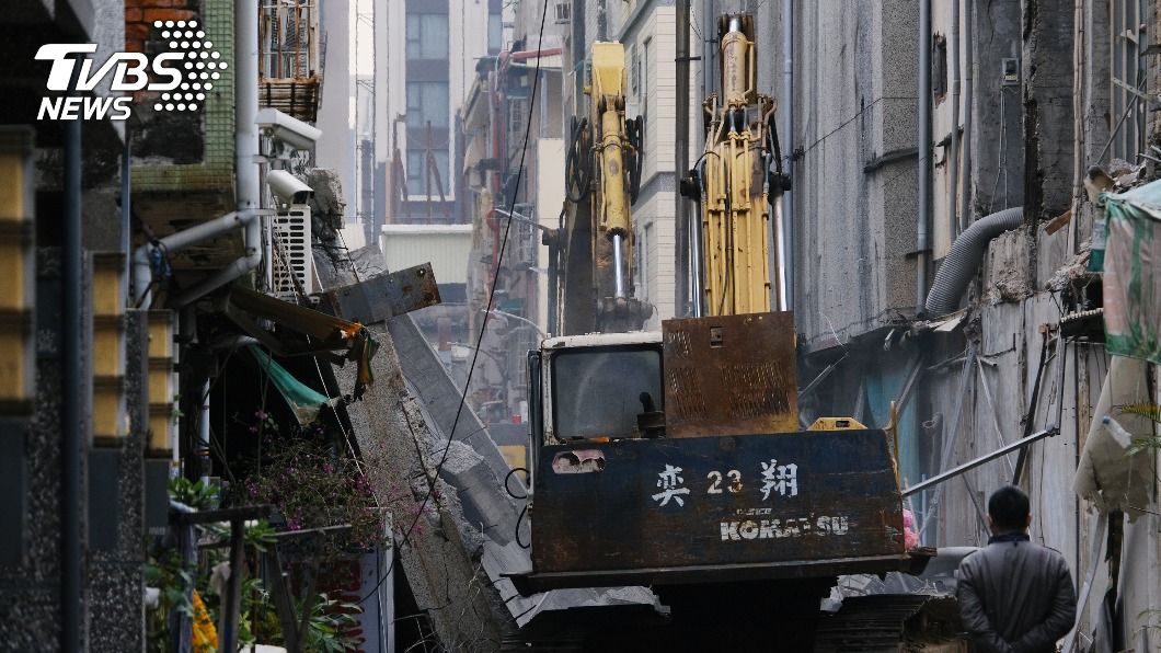 高雄舊今日戲院外牆倒塌 鄰側住戶最快傍晚返家