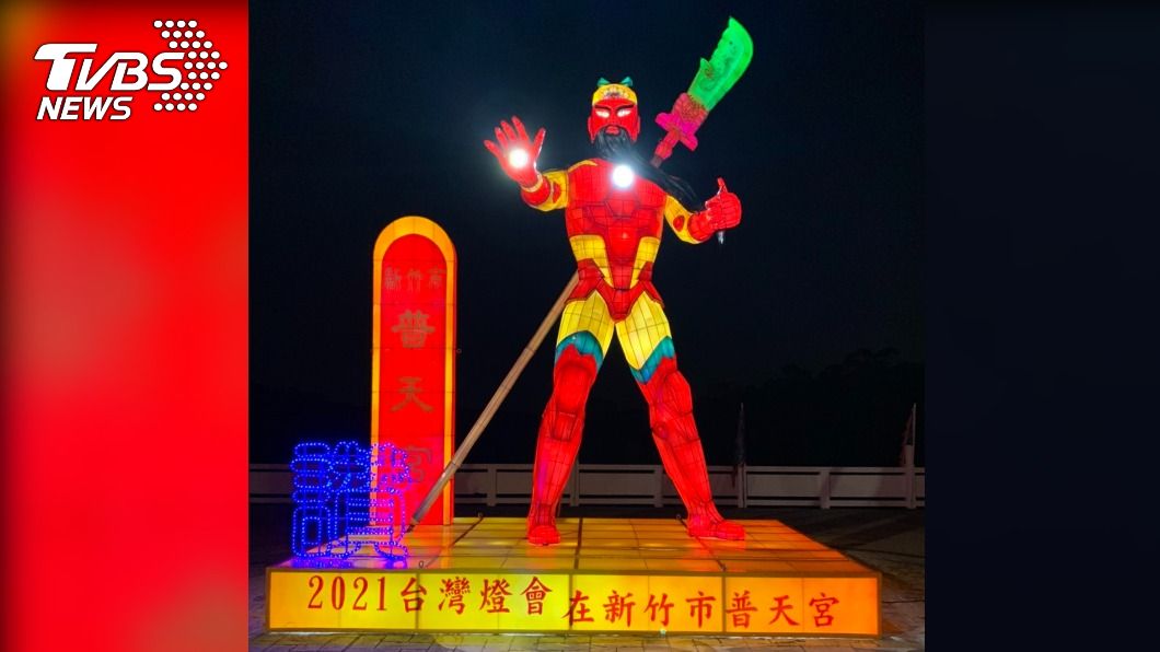 夜晚點燈後的花燈吸睛度破表。(圖/TVBS)