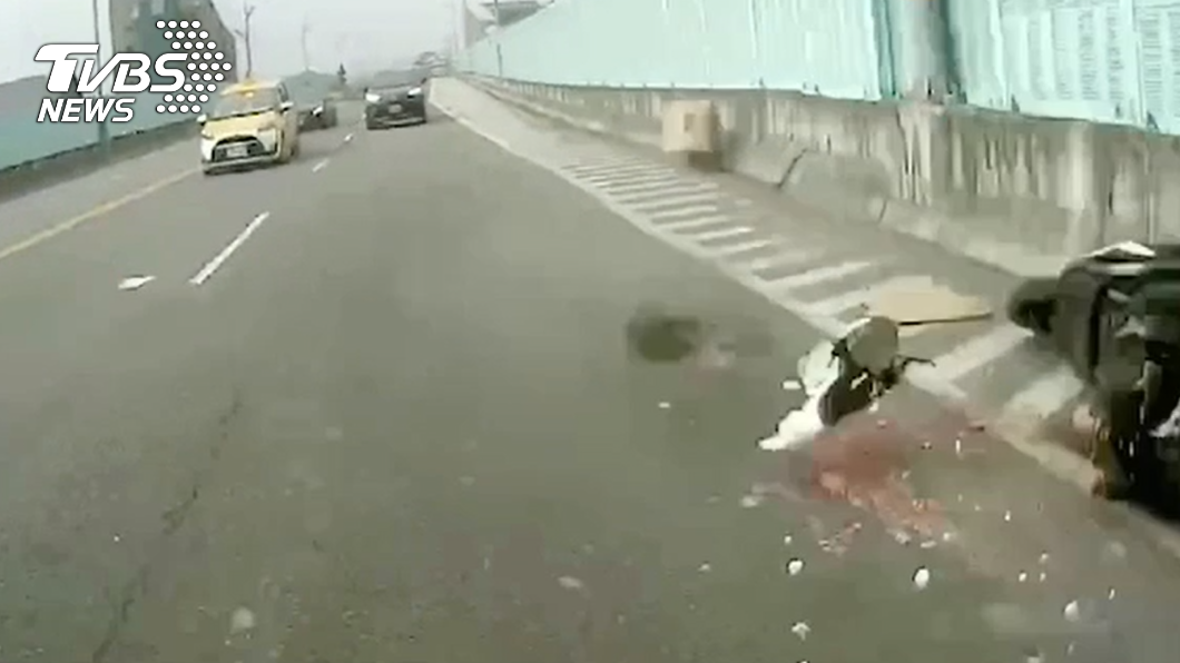 車禍現場西瓜汁被壓爆噴濺。(圖/TVBS)