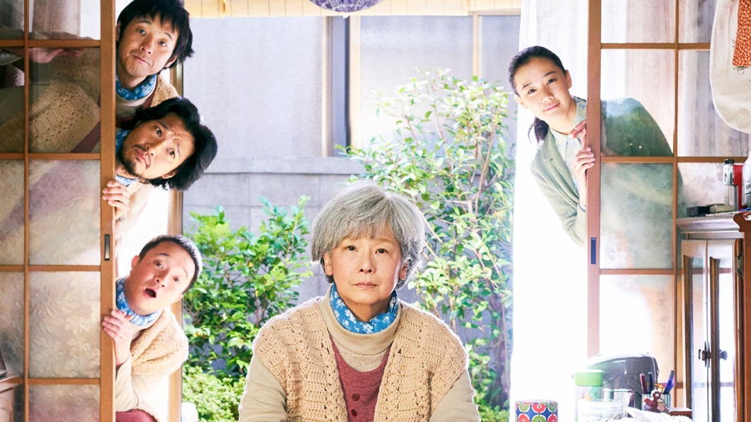 「阿信」扮獨居嬤　脫衣搖擺又K歌.銀髮狂想