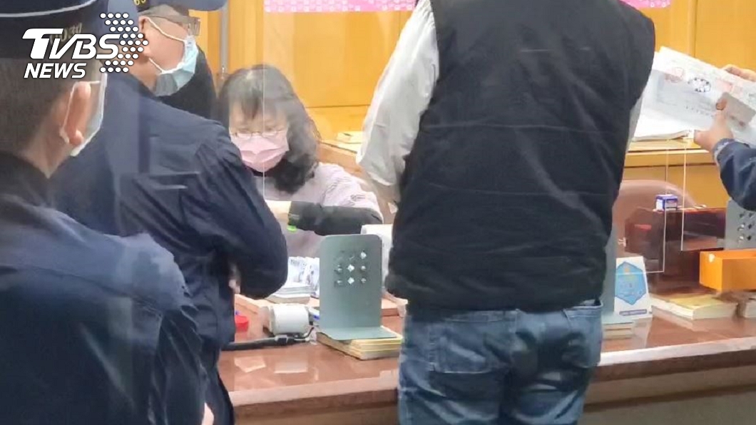 蘇震清親友籌錢交保。(圖/TVBS)