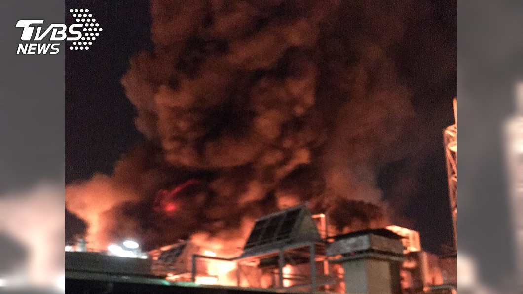 高雄林園工業區大火!塑化劑廠房狂燃「夜空一片橘」
