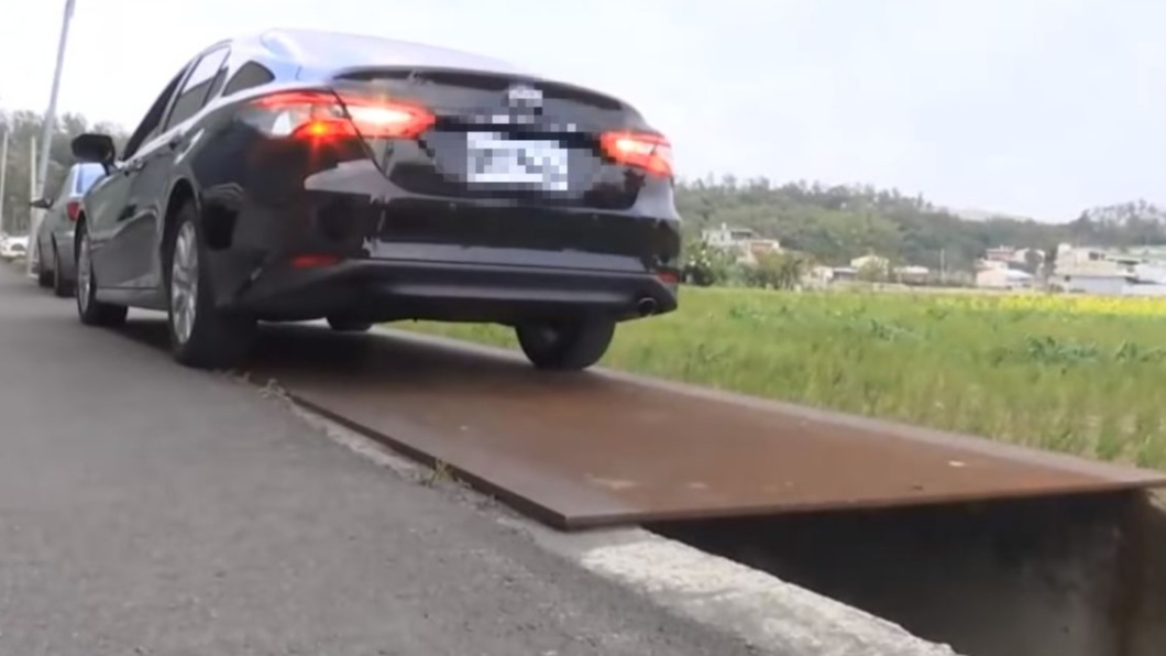 車主先停在有加蓋之處再倒車。(圖/翻攝自曾玟學臉書)
