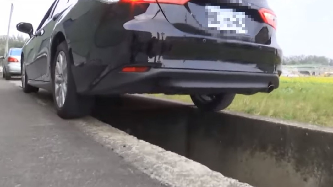 車主倒車超順暢。(圖/翻攝自曾玟學臉書)