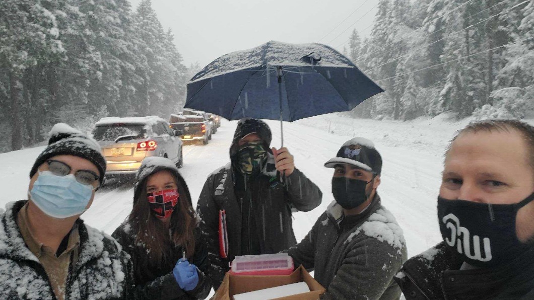 醫護人員為避免疫苗失效,下車為駕駛們接種。(圖/翻攝自Josephine County Public Health臉書)