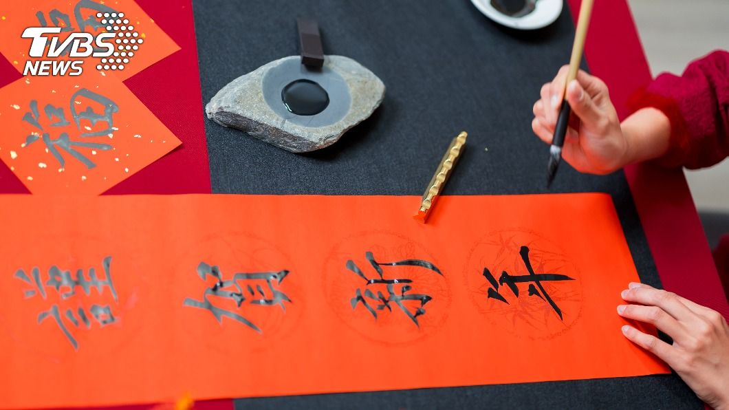 民眾可利用每聯最後一字平仄聲,判斷上下聯。(示意圖/shutterstock 達志影像)