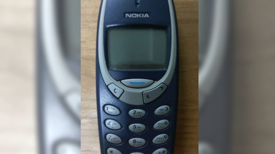 網友立刻支援Nokia 3310圖片助陣。(圖/翻攝自「爆廢公社二館」)