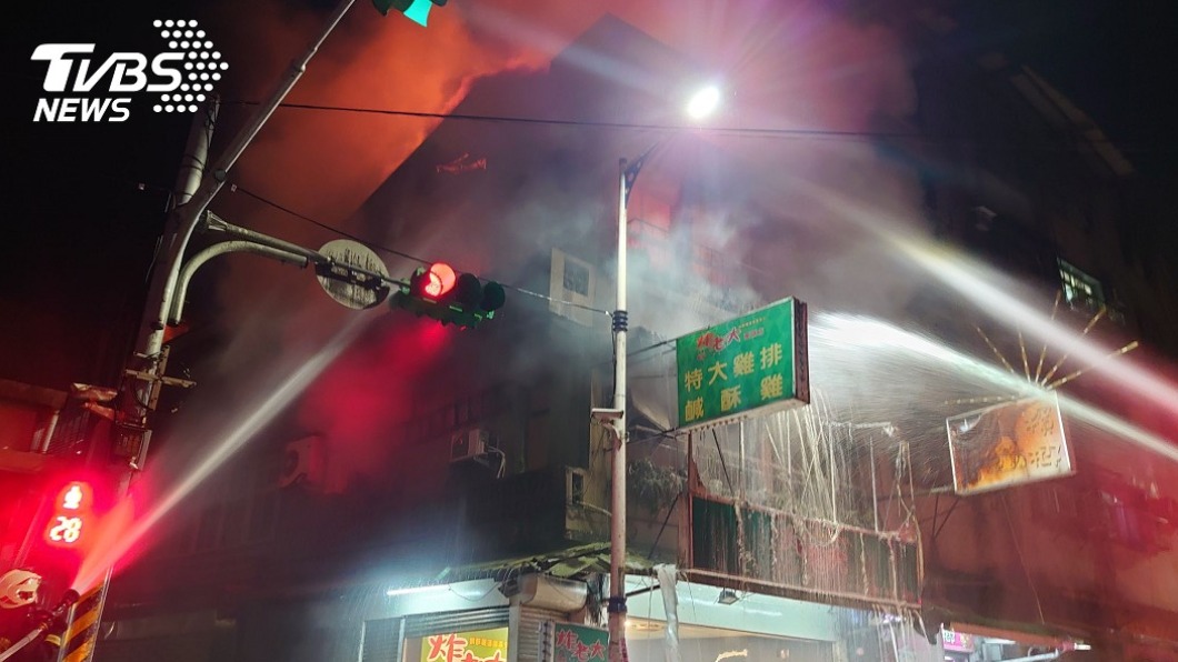 炸物店2樓冒出火舌。(圖/TVBS)