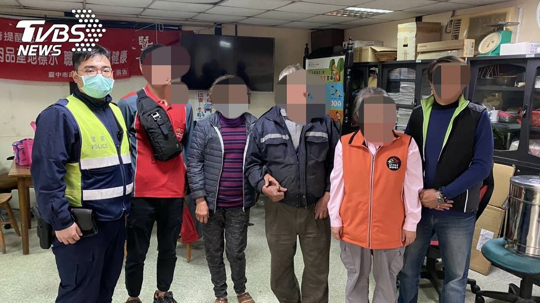 清潔隊員意外撿到老夫妻的現金。(圖/中央社)
