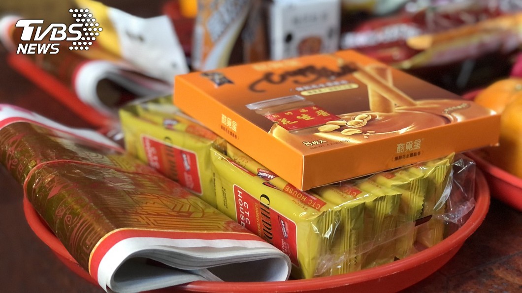 土地公最愛的就是「甜」,因此供品桌尚可常見各種甜食糖果飲料。(圖/TVBS)