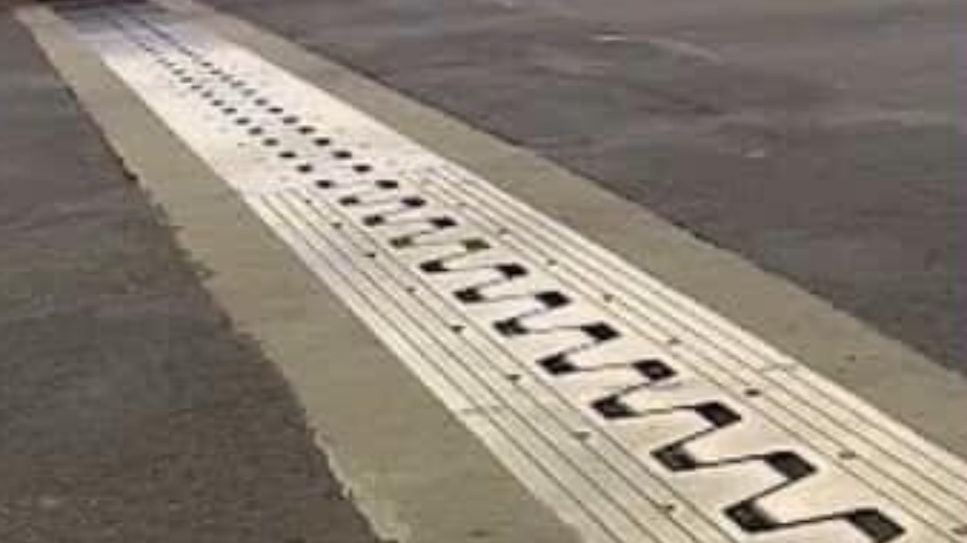 男子誤將行駛於道路伸縮縫的聲音，當作為輪胎異音。（圖／翻攝自「爆廢公社公開版」臉書）
