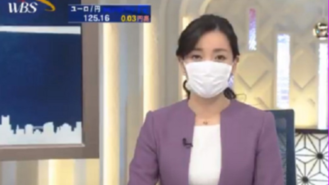 東京電視台主播戴上口罩播報新聞。(圖/翻攝自「FUKUDA MAKOTO」推特)