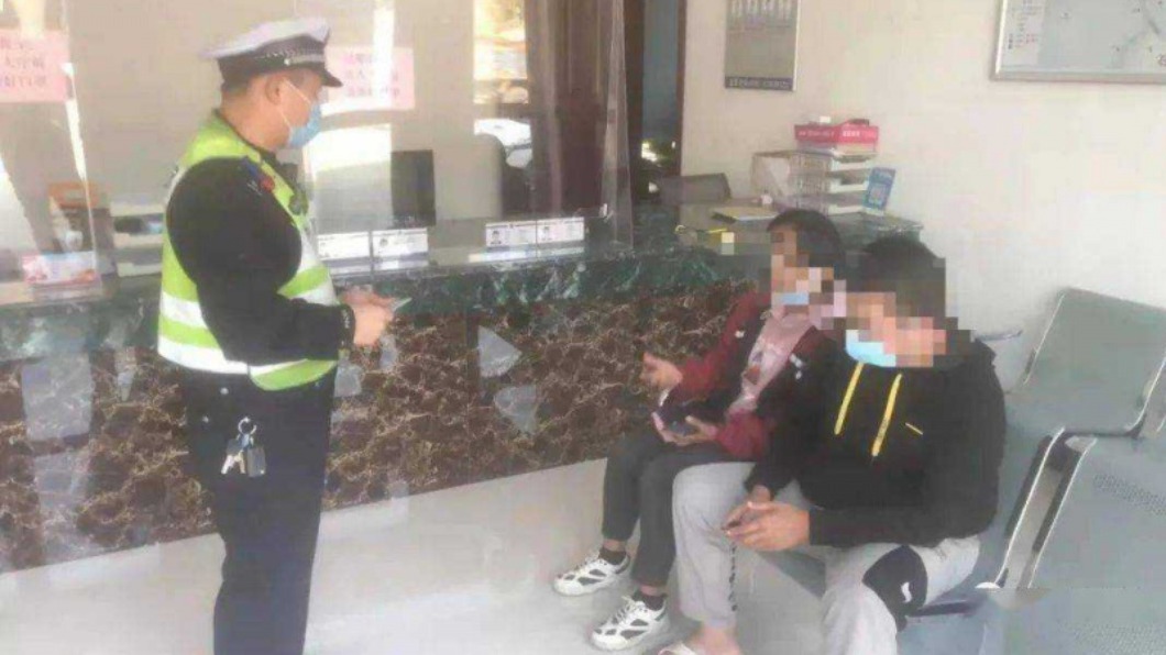 女童父母前往警局帶回女童。(圖/翻攝自「廣州日報」微博)