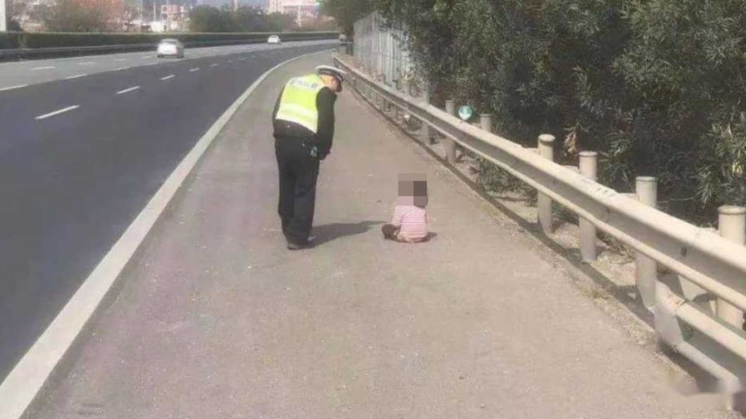 大陸一名女童被丟包在高速公路上,警方(左)到場關心。(圖/翻攝自「廣州日報」微博)