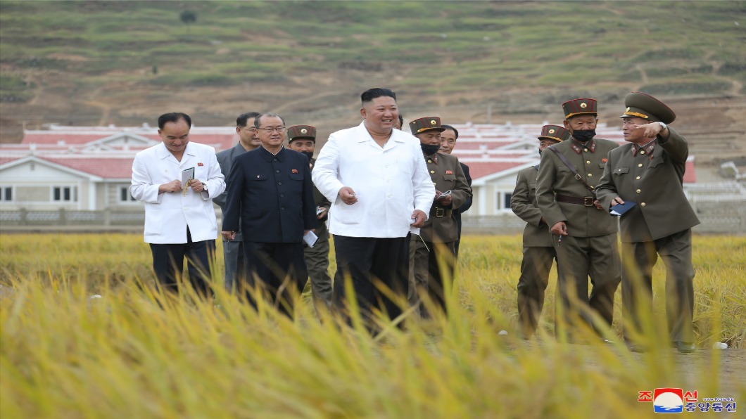 合影當獎勵!金正恩變了 國際社會好奇