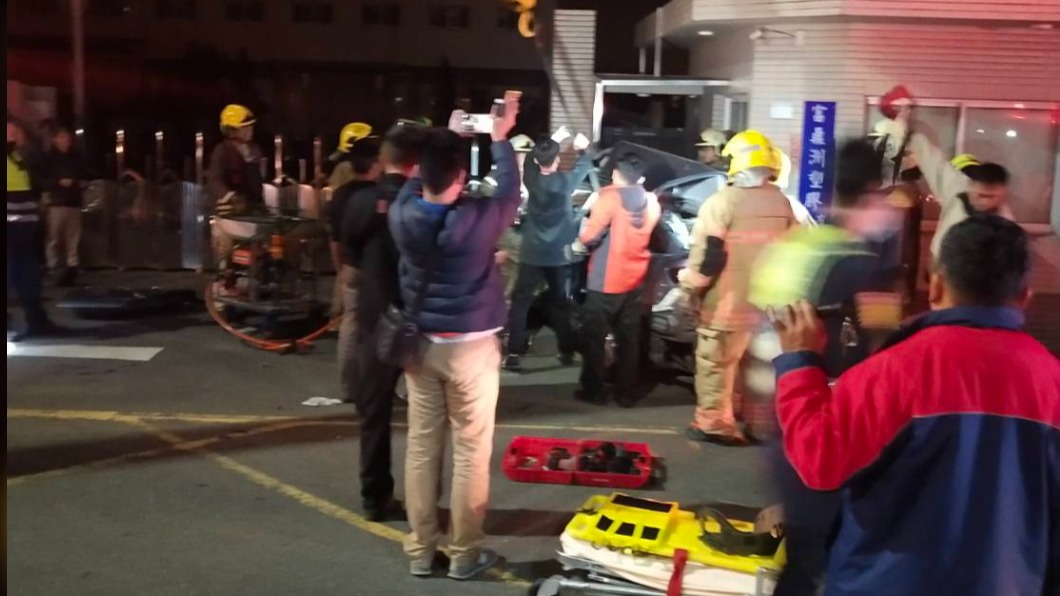 台南安南區重大車禍　汽車自撞工廠五死一命危