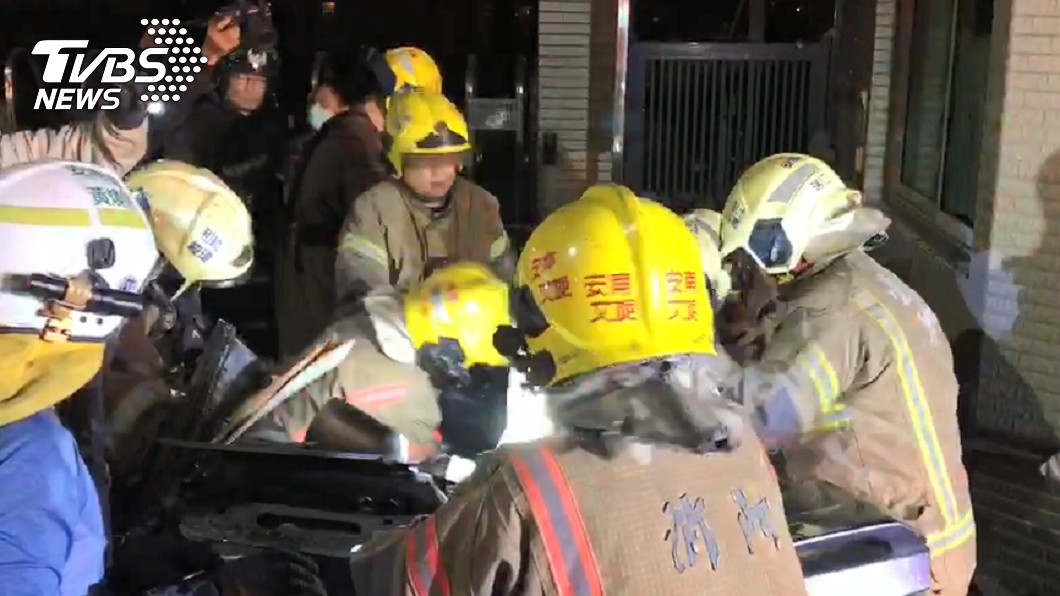 台南驚傳重大車禍 轎車衝撞工廠「全車6人扭曲慘死」