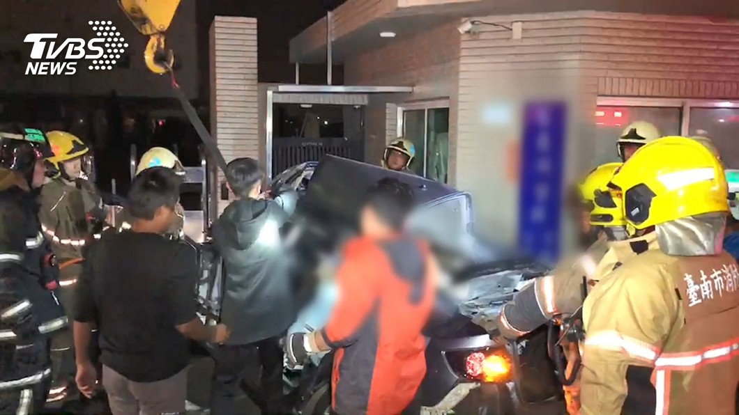 台南自撞車禍釀6死 父女首見「雙眼緊閉」成永別