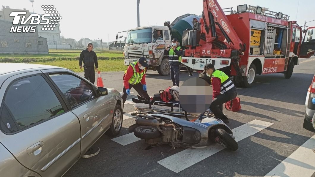 苗縣苑裡傳死亡車禍　騎士卡汽車底傷重不治
