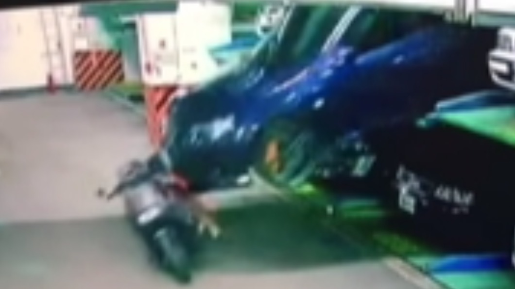 停在機械式停車格的轎車墜落。(圖/翻攝自爆廢1公社)