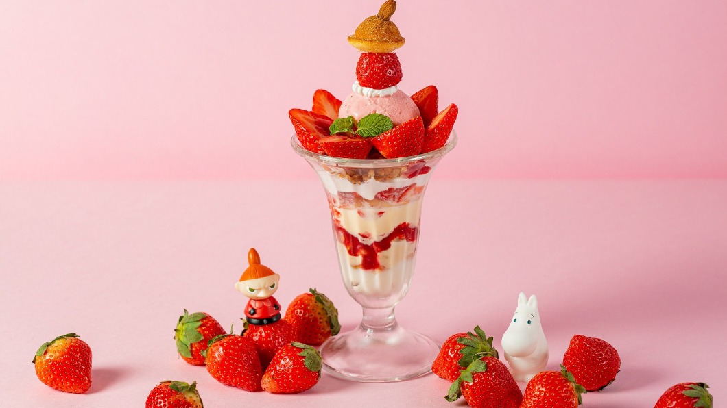 嚕嚕米主題餐廳推出草莓季限量餐點。(圖/翻攝自Moomin café 嚕嚕米主題餐廳 臉書)
