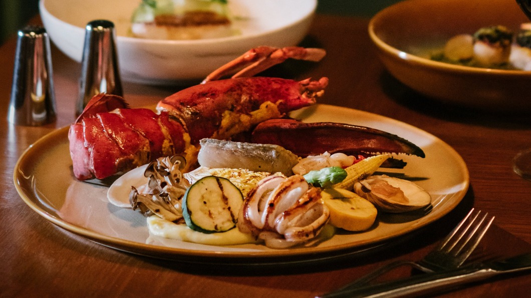 慕軒飯店推出「海陸套餐」買一送一好康優惠。（圖／翻攝自慕軒飯店）