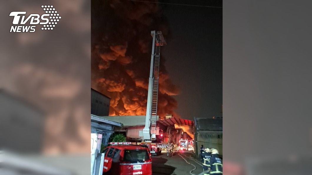 嘉市鐵皮塑膠工廠火警 濃煙竄天1人緊急逃出