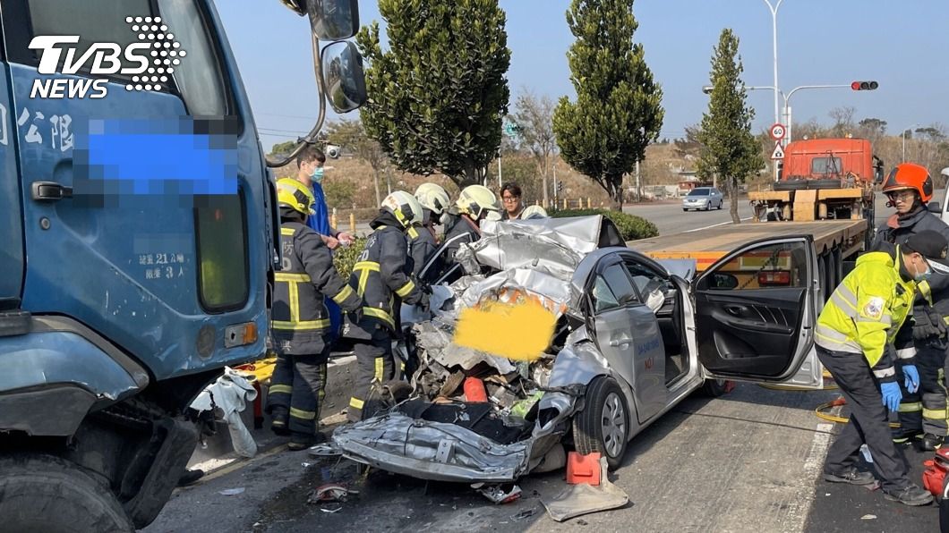 遭追撞慘夾2大車中 小客車變廢鐵駕駛命危送醫