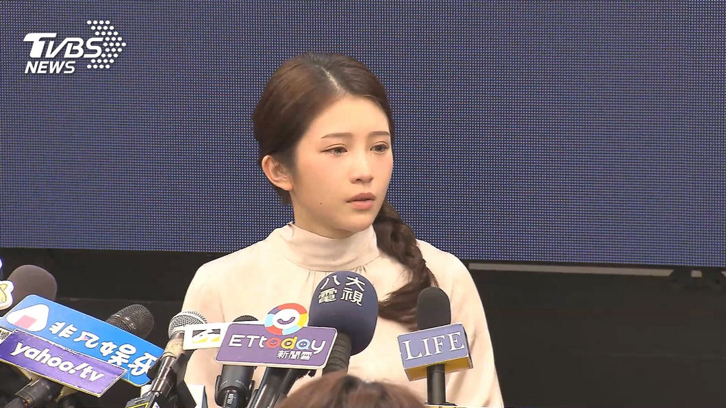 雞排妹3日開記者會一度講到落淚。(圖/TVBS)
