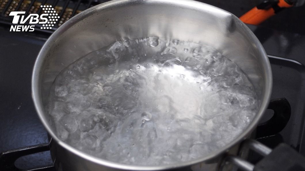男遭「滾水淋身」皮肉分離 冷血美女欣賞掙扎過程拒送醫
