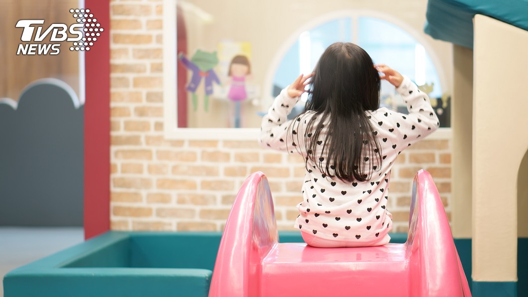 幼稚園女兒嗨比中指譙三字經 媽看傻:她說問候我
