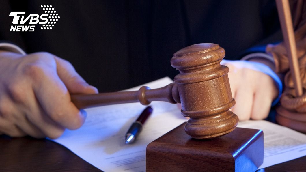 法官分別判處兩人8個月徒刑及約25萬元新台幣罰金。(示意圖/shutterstock 達志影像)