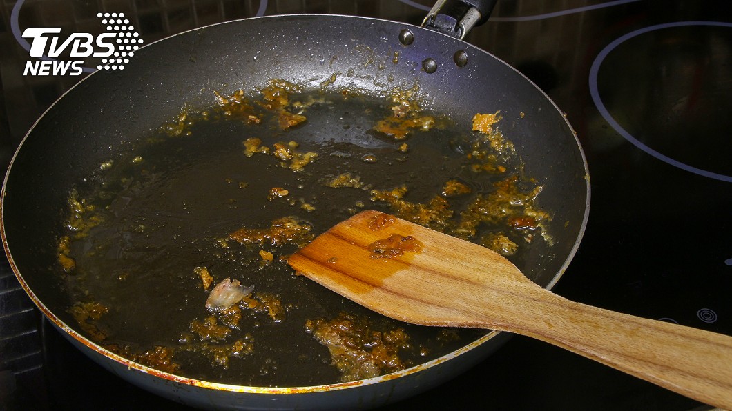 油膩碗盤是許多家庭的困擾。(示意圖/shutterstock達志影像)