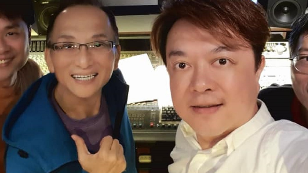 孔鏘(圖左)透露前陣子才剛幫好友翁立友製作完新專輯。(圖/翻攝自孔鏘臉書)
